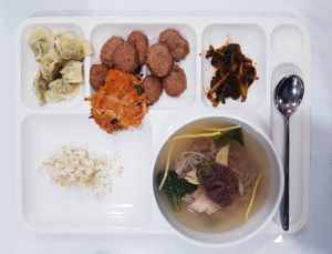 삼성전자, 사내식당 외부 개방···신세계푸드·풀무원 선정