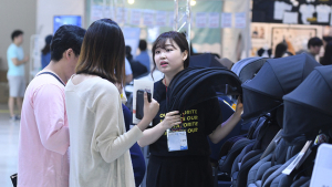 '제22회 서울 베이비 키즈 페어' 유모차 고르는 관람객들