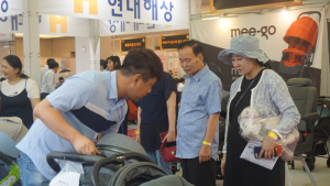 육아의 필수품, 유모차를 살펴보는 관람객들