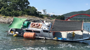 사천 앞바다서 낚싯배 암초에 걸려…7명 구조