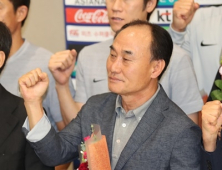 정몽규 회장 “김학범 감독, 도쿄 올림픽도 맡을 것”