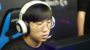 [롤드컵 선발전] 경기 시작 전 컨디션 점검 중인 ‘룰러’ 박재혁
