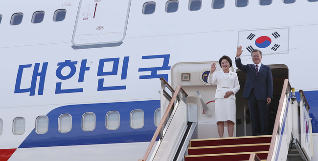 평양으로-문재인 대통령과 부인 김정숙 여사가 18일 경기도 성남 서울공항에서 평양으로 향하는 전용기에 탑승 전 인사하고 있다.