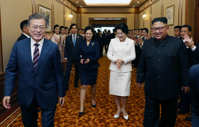 백화원초대소에 도착한 문 대통령-김정은 국무위원장 내외가 백화원초대소에 도착한 문재인 대통령 내외를 환영하고 있다.