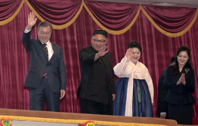 삼지연 관현악단 환영 예술공연-문재인 대통령 내외와 김정은 국무위원장 내외가 18일 오후 평양대극장에서 열린 삼지연 관현악단 환영 예술공연에 참석하며 인사하고 있다.