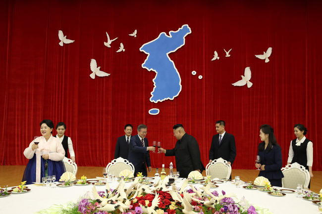 두 정상의 건배-문재인 대통령내외와 김정은 국무위원장과 내외가 18일 오후 평양 목란관에서 남북정상회담 환영 만찬에서 건배하고 있다.
