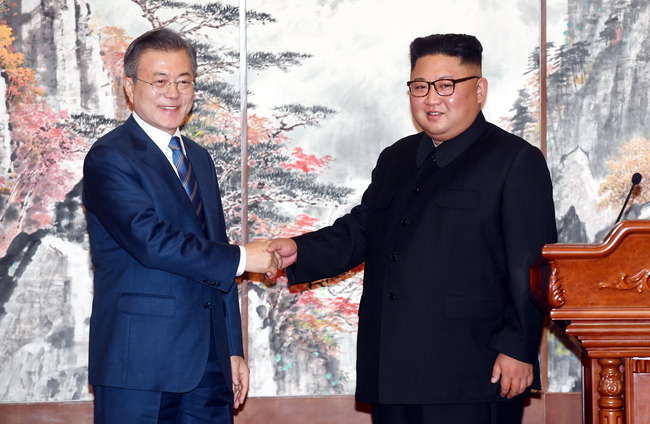 세계가 주목한 악수-문재인 대통령과 김정은 국무위원장이 19일 백화원 영빈관에서 정상회담과 평양공동선언을 서명한 뒤 가진 회견에서 악수하고 있다.