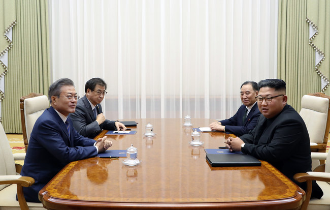 2차 회담-문재인 대통령과 김정은 국무위원장이 19일 오전 평양 백화원 영빈관에서 2차 정상회담을 하고 있다. 왼쪽부터 시계방향으로 문 대통령, 서훈 국정원장, 김영철 노동당 부위원장 겸 통일전선부장, 김 국무위원장.