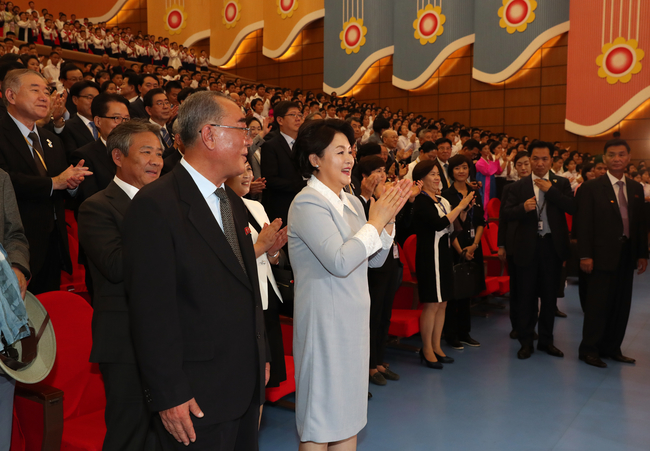 학생소년궁전 방문한 김정숙 여사-김정숙 여사가 19일 오전 평양 만경대 학생소년궁전에서 공연을 관람하고 있다.