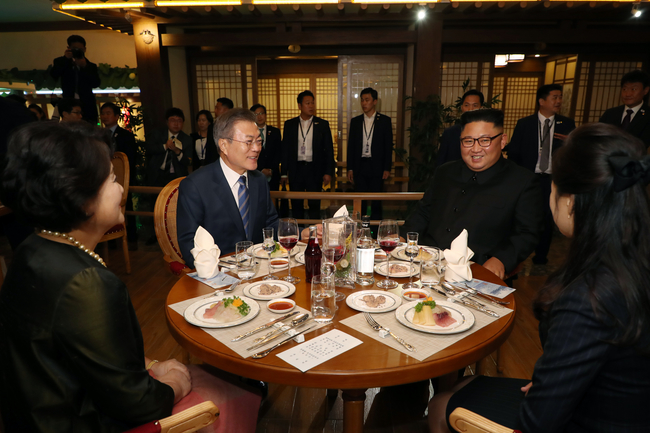 대동강수산물식당 만찬-문재인 대통령 내외와 김정은 국무위원장 내외가 19일 오후 평양 대동강 수산물 식당에서 만찬을 함께 하고 있다.
