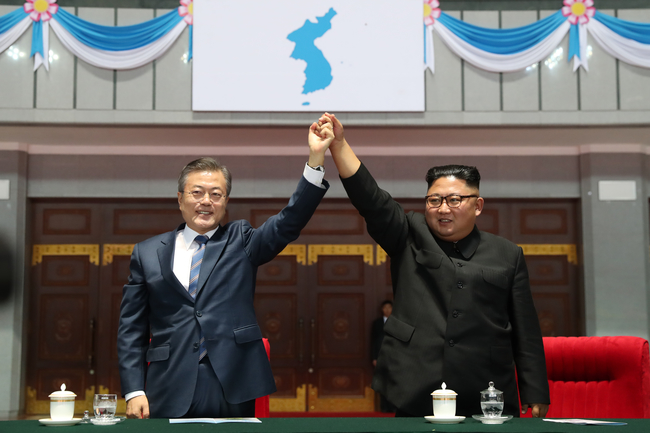 빛나는 두 손-문재인 대통령과 김정은 국무위원장이 19일 밤 평양 5.1 경기장에서 열린 '빛나는 조국'을 관람한 뒤 환호하는 평양 시민들에게 손을 들어 인사하고 있다.