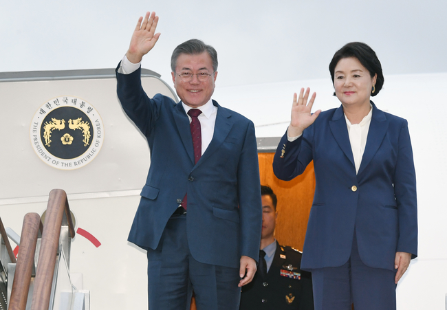 서울공항에 도착한 문 대통령 내외-2박3일간의 평양 방문을 마친 문재인 대통령과 김정숙 여사가 20일 오후 경기도 성남시 서울공항에 도착해 손을 흔들고 있다.