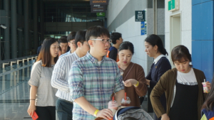 줄지어 입장하는 '서베키' 관람객들