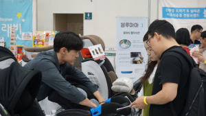 유아용 카시트를 꼼꼼히 살피는 '서베키' 관람객