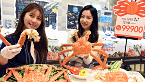 홈플러스 킹크랩·전복 등 고급수산물 대중화 나섰다