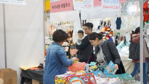 서베키에서 쇼핑하는 관람객들