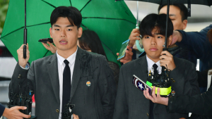 이스트라이트 이석철-이승현, 서울지검 출석…