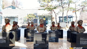 목도리 두른 '평화의 소녀상' 여전히 추운 위안부 할머니들의 외침①