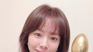 한지민, '미쓰백'으로 골든에그 트로피 수상