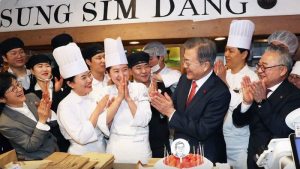 文대통령 “대전 빵집에서 깜짝 생일축하…고맙습니다”