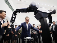 ‘국내판 CES’ 찾은 文대통령 “4차 산업혁명 시대 선도할 것”…DDP서 개최