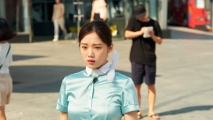 '걸캅스' 이성경, 3단 변신 공개… 경찰부터 승무원, 하와이안 셔츠까지