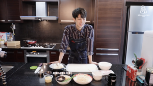 아이콘 윤형, 개인 유튜브 채널서 짜장면 요리 선보여