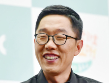 계속되는 김제동 고액 강연료 논란… 