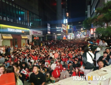 경기 관람에 집중하는 관중들