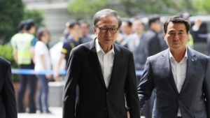 이명박, 폐렴 진단 입원 중…재판 고려해 2일 퇴원