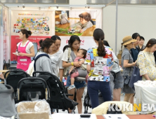 아기와 함께 유모차를 고르는 관람객들