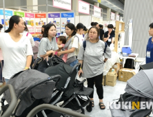유모차를 고르고 있는 관람객들