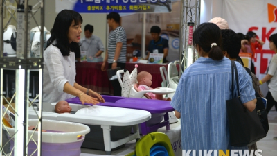 아기 욕조를 살펴보는 '서베키' 관람객들