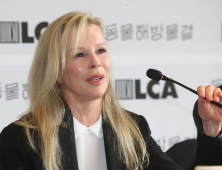 킴 베이싱어 “한국 개 식용 목적 집단 사육하는 유일한 나라”