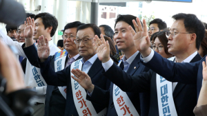 여야, 추석앞두고 곳곳서 귀성인사…한국 규탄집회·바른미래 '반쪽인사'