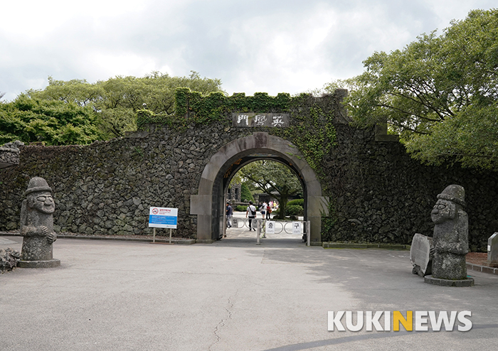 산굼부리 산책은 영봉문(英鳳門) 밖에서 제주 돌하르방에 관해 알아보기부터 시작한다. 조선 초 태종 때인 1418년 처음 제주에 세워졌으며 성문을 지키는 수문신(守門神이)이었다. 조선시대의 이름은 옹중석(翁仲石) 또는 우식목이었으며, 돌하르방이란 말은 근래에 생겼다고 한다.