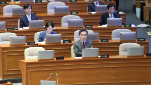 “앉은 자리서 질문들어라”…박명재, '귀하' 조국 앉혀놓고 집중공세