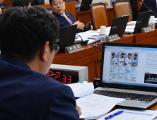 한국당 “국감서 야구기사 검색한 이춘석 의원, 세비반납하라”