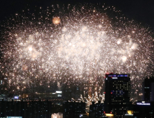 10만여발 불꽃 쏘아올린 서울세계불꽃축제…외국인 등 관람객 100만명 몰려