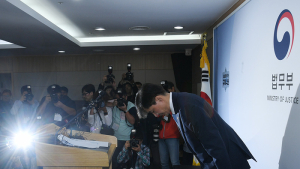 조국 결국 사퇴…