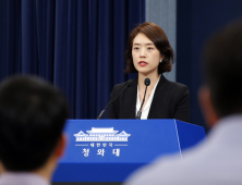 靑 “지지율에 울고 웃기엔 할 일 많아…최종평가는 정부임기 끝난 후”