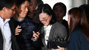 정경심 결국 구속…檢 칼날 조국 겨눈다