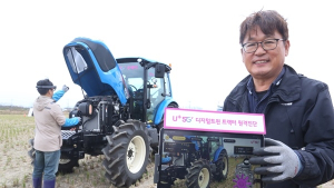 농지로 간 U+5G, 원격 무인경작·AR 농기계 정비 시연