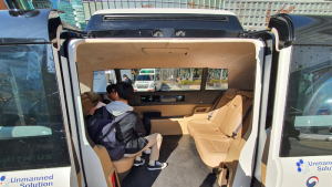 자율주행 자동차 살펴보는 관람객들