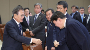 문 대통령에게 인사하는 윤석열 검찰총장