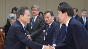 악수하는 문재인 대통령과 윤석열 검찰총장