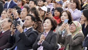 블랙이글스 공중 비행 관람하는 김정숙 여사