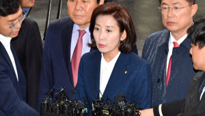 비 맞으며 입장 밝히는 나경원