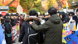 수험생 격려하는 선생님