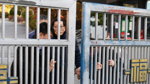 수능 고사장 교문 닫습니다